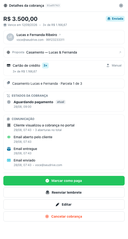 Painel de detalhes da cobrança aberto à direita, com cliente, proposta, pagamento e histórico