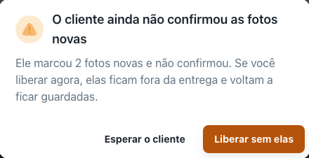 Confirmação O cliente ainda não confirmou as fotos novas com os botões Esperar o cliente e Liberar sem elas