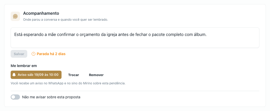 Bloco Acompanhamento da proposta, com a anotação "Está esperando a mãe confirmar o orçamento da igreja", o aviso "Parada há 2 dias" e as opções de lembrete 2h, 4h, Amanhã, 3 dias, 1 semana e Outro
