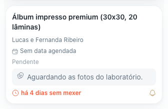 Card de entrega no quadro mostrando a anotação "Aguardando as fotos do laboratório.", "há 4 dias sem mexer" em vermelho e o sino do lembrete