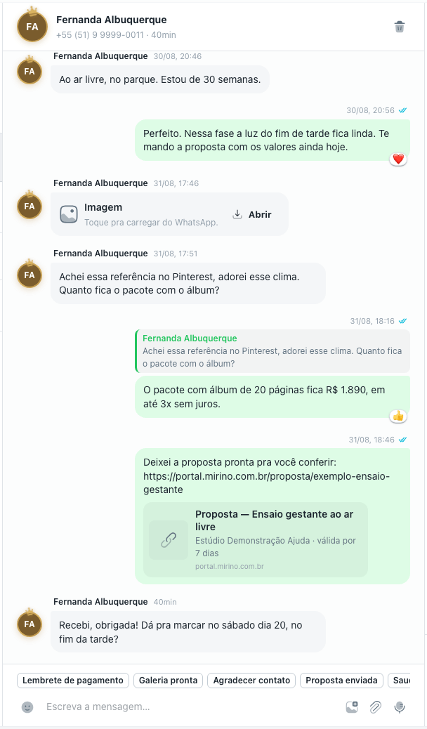 Conversa aberta mostrando uma resposta citada, uma reação, uma foto pendente de download e um cartão de link